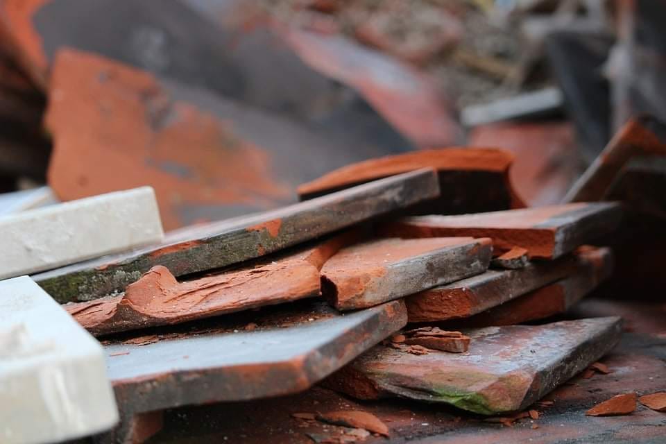 V Břeclavi pokračuje odvoz zničených střešních tašek